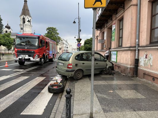 Groźny wypadek na Słowackiego. Świadkowie: „była kompletnie pijana”. Kobieta staranowała słupki i uderzyła w budynek.