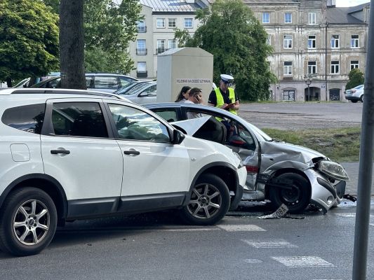 Groźny wypadek na skrzyżowaniu ulic Jerozolimskiej i Zamkowej. Do szpitala trafiły 3 osoby [ZDJĘCIA]
