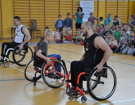 Koszykarze na wózkach spotkali się z uczniami z Jarost 