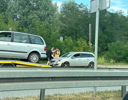 Wjeżdżał na rondo, nie ustąpił pierwszeństwa. Zderzenie dwóch samochodów na rondzie Narodowych Sił Zbrojnych