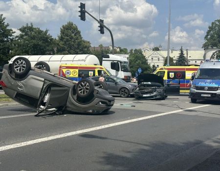 Groźne zderzenie 3 samochodów w centrum Piotrkowa. Utrudnienia na skrzyżowaniu al. 3 Maja i ul. Kopernika. Jeden z samochodów dachował. Jest film z momentu zdarzenia!