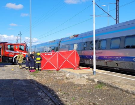 Opel z powiatu piotrkowskiego zderzył się z Pendolino. Jedna osoba nie żyje