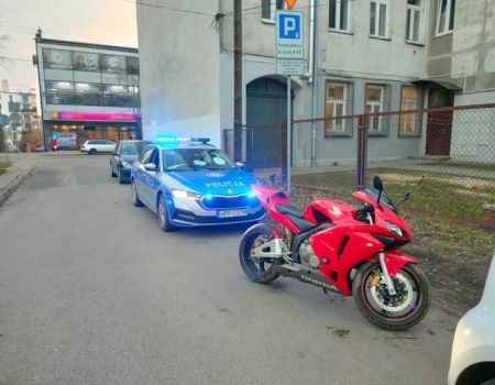 Szalał motocyklem na ulicach Piotrkowa bez prawa jazdy i OC