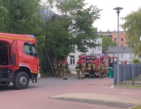 Pożar budynku przy mediatece. Strażacy w aparatach tlenowych weszli do środka