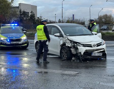 Zderzenie dwóch samochodów na Żelaznej w Piotrkowie