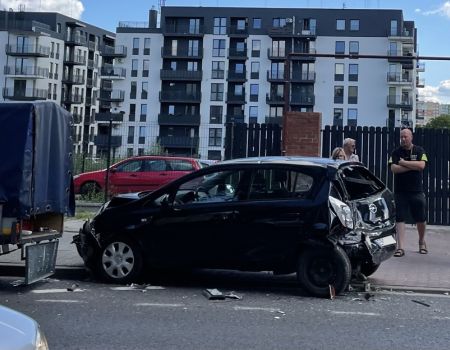 Staranował zaparkowane auto