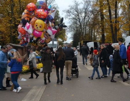 Ruch przy cmentarzach wciąż ograniczony