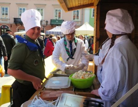 Jarmark z gotowaniem zupy chrzanowej i warsztatami robienia palm