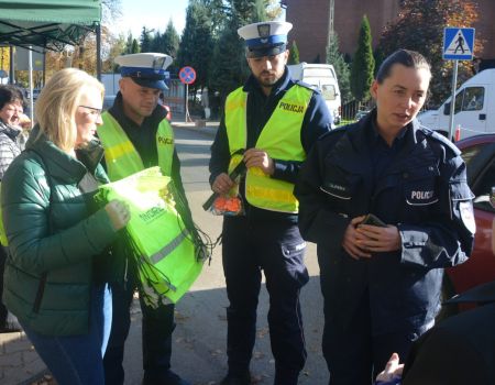 Policjanci rozdali odblaski