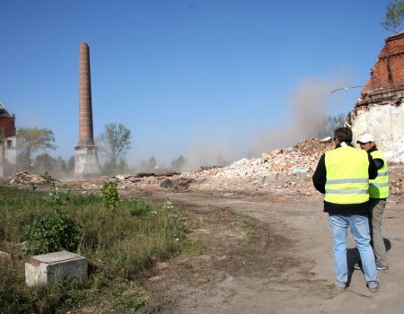 Wyburzono część komina w Moszczenicy