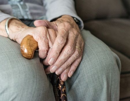 Seniorka straciła kilkanaście tysięcy. Oszukał ją fałszywy policjant