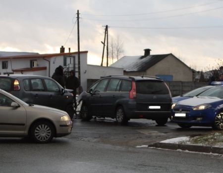 Zderzenie Citroenów w al. Concordii. Dwie osoby w szpitalu