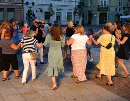 Wspólnie tańczyli w Rynku Trybunalskim