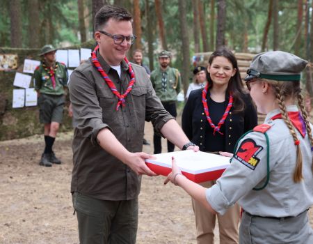 Szymon Hołownia przekazał flagi harcerzom z Zarzęcina