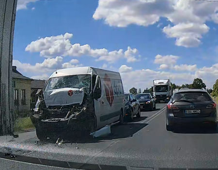 Wypadek na DK74. Zderzenie trzech samochodów. Ciężarówka zatrzymała się przed pasami, w jej tył uderzył dostawczak, a w niego opel