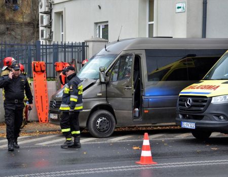 Bus z dziećmi uderzył w ciężarówkę. Kierowca TIR-a odjechał