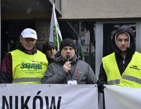 Rok od zatrzymania rolników. W środę znów protestowali pod prokuraturą [ZDJĘCIA]