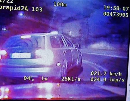 Uciekając przed policją, pędził ponad 200 km/h