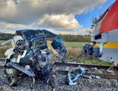 Tragedia na torach. Nie żyje kierowca transportera