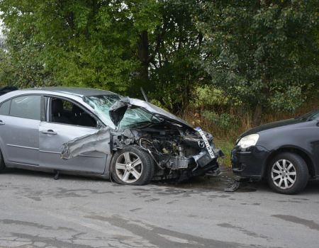 Groźny wypadek na Przemysłowej w Piotrkowie Trybunalskim: Zderzenie 4 samochodów, droga jest zablokowana