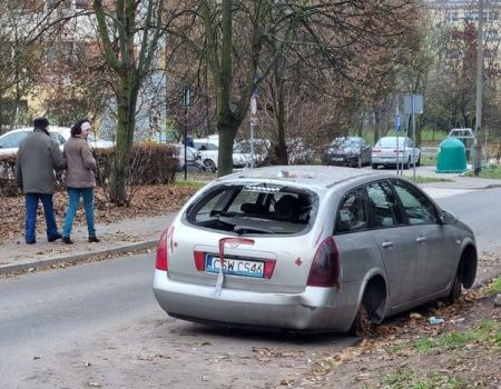 Zdezelowany nissan szpeci osiedle