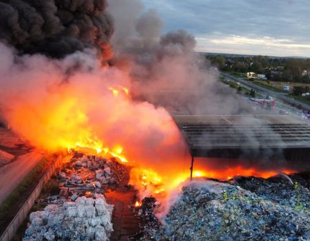 Gigantyczny pożar śmieci na Żelaznej w Piotrkowie Trybunalskim. Płonęła firma HAK. Strażacy walczyli z ogromnym ogniem. Trwa dogaszanie