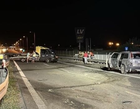 Wypadek na S8. Dwie osoby trafiły do szpitala. Trasa w kierunku Katowic całkowicie zablokowana. Groźne zderzenie lawety i Volvo