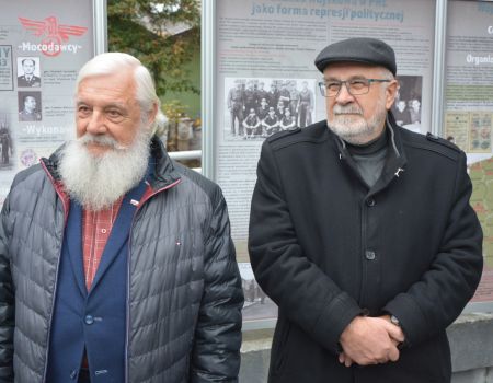 Wystawa przed Akademią Piotrkowską. Historia osób przymusowo internowanych ?