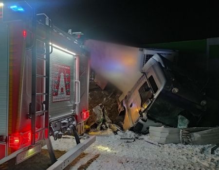 Ciężarówka wpadła do rowu  na A1 pod Piotrkowem