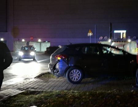 Zderzenie dwóch samochodów przy galerii Focus Mall. Są duże utrudnienia!