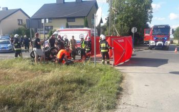 Zderzenie samochodu osobowego i motocykla. 17-latek zabrany śmigłowcem LPR do szpitala