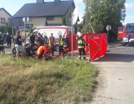 Zderzenie samochodu osobowego i motocykla. 17-latek zabrany śmigłowcem LPR do szpitala