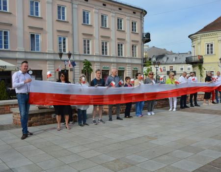 Rozłożyli wielką flagę na Rynku Trybunalskim