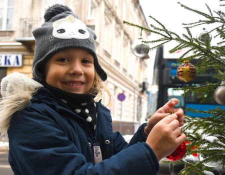 Przedszkolaki przystroiły choinki w Piotrkowie