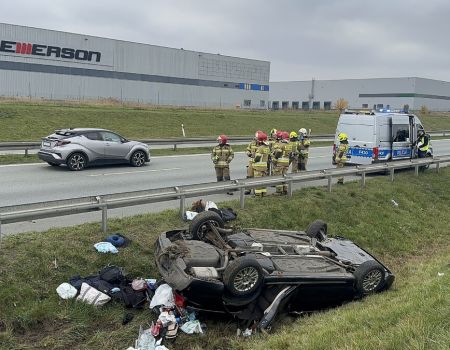 Groźny wypadek na S8 w kierunku Piotrkowa. Dachował Rover