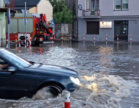 Nagła ulewa zalała ulice Piotrkowa Trybunalskiego. Samochody utknęły w wodzie ZDJĘCIA FILMY