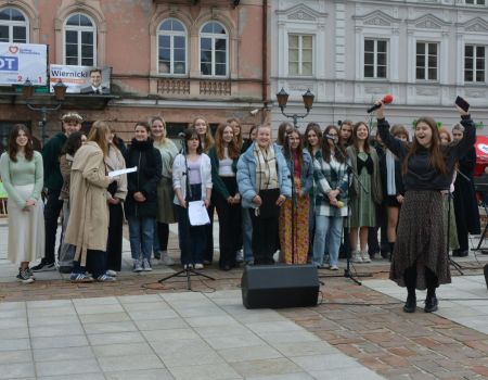 Świętowali finał na piotrkowskim rynku