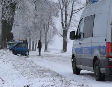 Po uderzeniu w drzewo trafił do szpitala