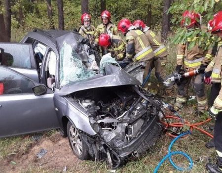 Koszmarny wypadek na Rakowskiej w Piotrkowie. Zderzyły się trzy samochody. Nie żyje 28-letnia piotrkowianka. W samochodzie były dzieci w wieku 2 i 8 lat