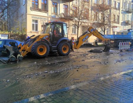 Pękła magistrala. Rzeka w Al. 3 Maja (ZDJĘCIA)