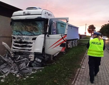 Zaśnięcie za kierownicą przyczyną poważnie wyglądającej kolizji drogowej