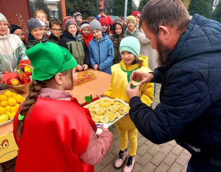 Policjanci i uczniowie rozdawali... jabłka i cytryny