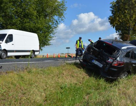 Groźny wypadek na DK91. W Longinówce zderzyły się Mercedes i Renault. Policja wyznaczyła objazdy