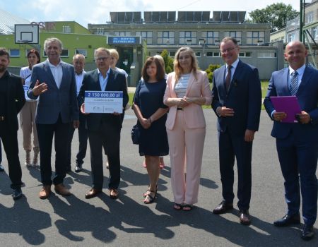 Czeki wręczone. Czas na budowę hal