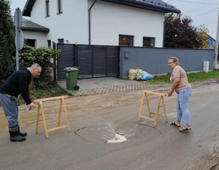 W Piotrkowie zapadła się jezdnia