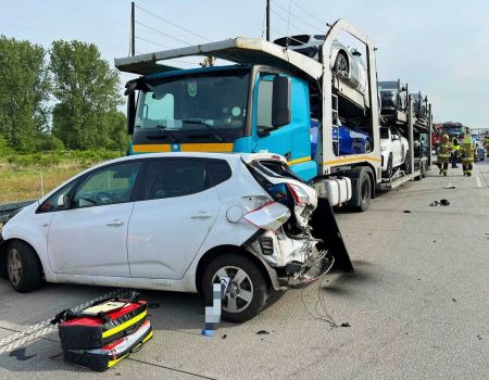 Dwie osobówki i laweta zderzyły się na autostradzie