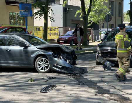 Wypadek na Szkolnej. Kierowca Skody nie ustąpił pierwszeństwa. Kobieta trafiła do szpitala.