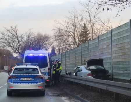 Wypadek na Miast Partnerskich. Mercedes utknął między barierą a ekranami (ZDJĘCIA)