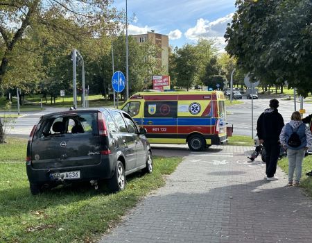 Zderzenie na skrzyżowaniu Al. Sikorskiego i Kostromskiej. Kierujący jednośladem został zabrany do szpitala