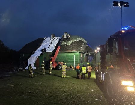 Podtopienia i pozrywane dachy w regionie. Poszkodowanym pomagają strażacy